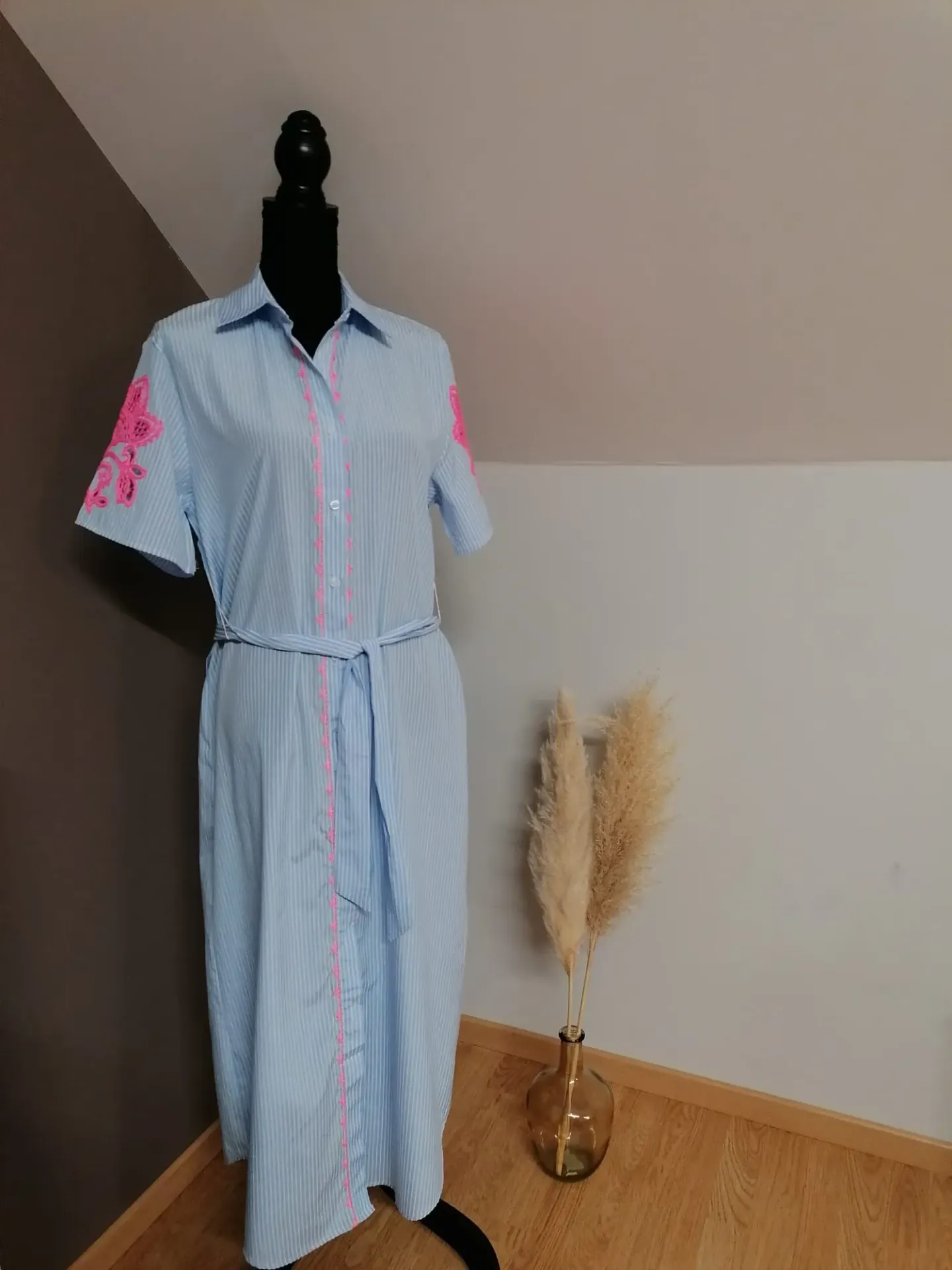 Luchtig kleedje blauw-wit gestreept met roze afwerking