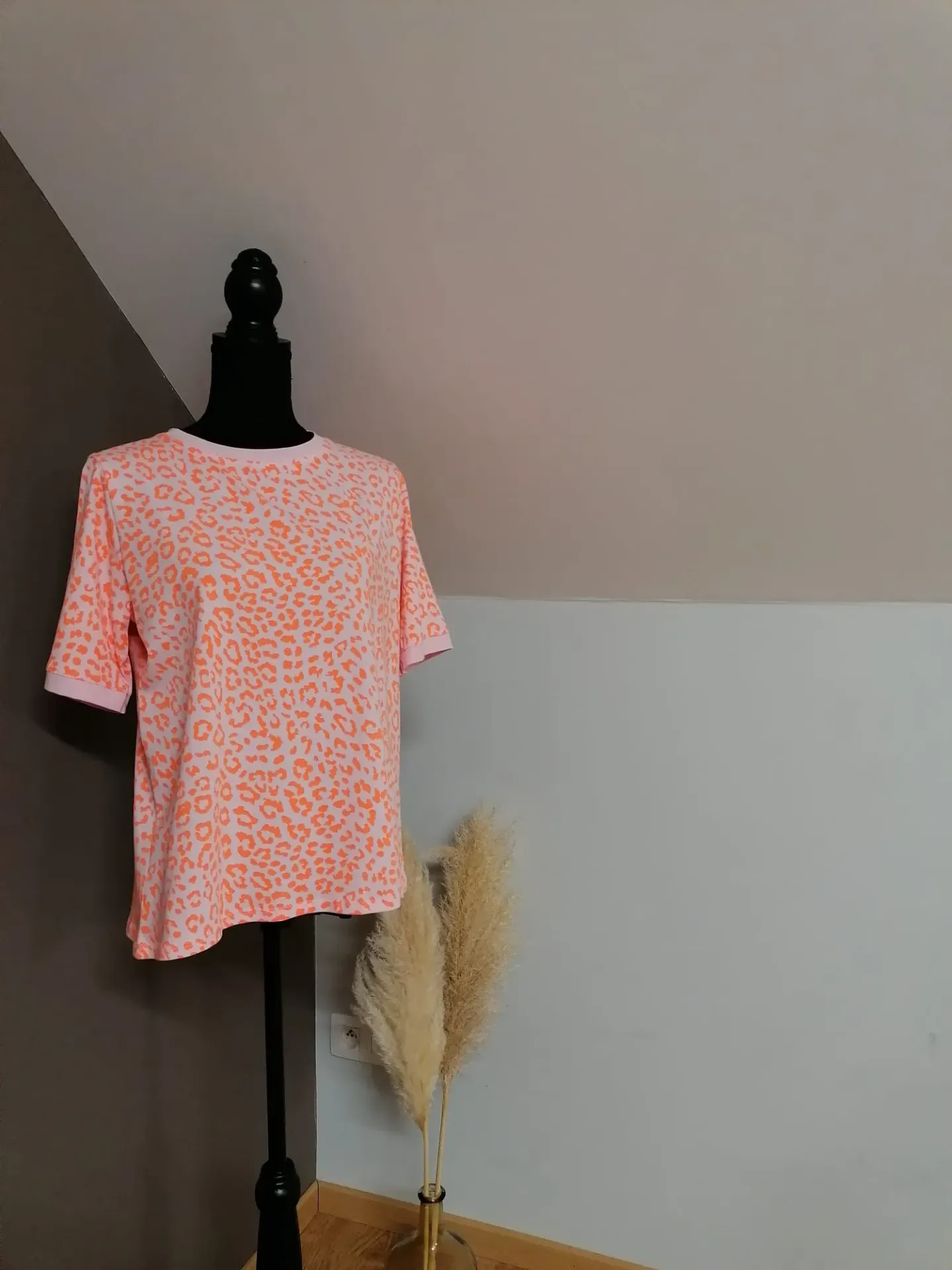 Lichtroze T-shirt met zachte neon details