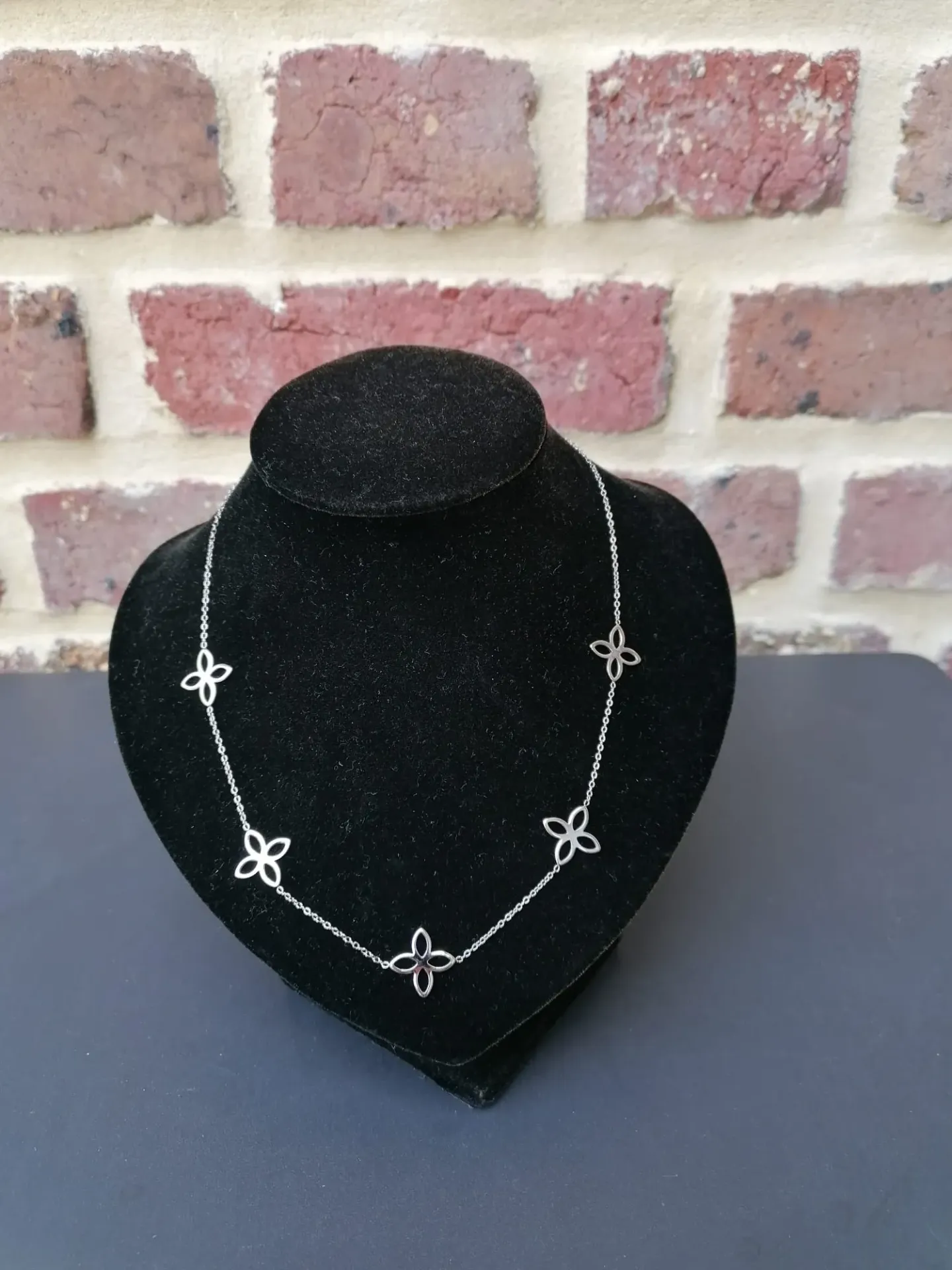 Halsketting met bloemvormige hangers