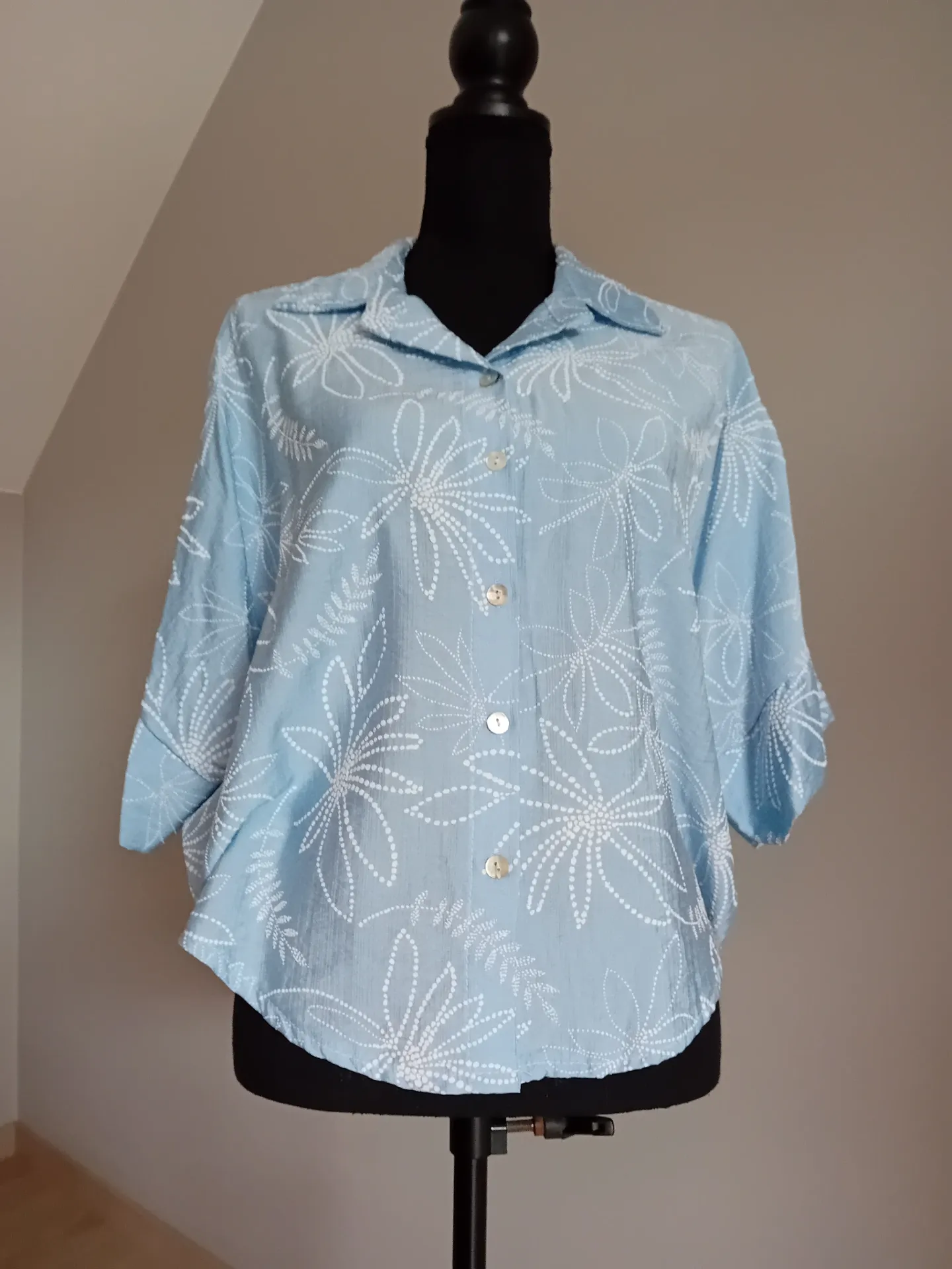 Blouse met een patroon van bloemen en bladeren (​licht blauw)